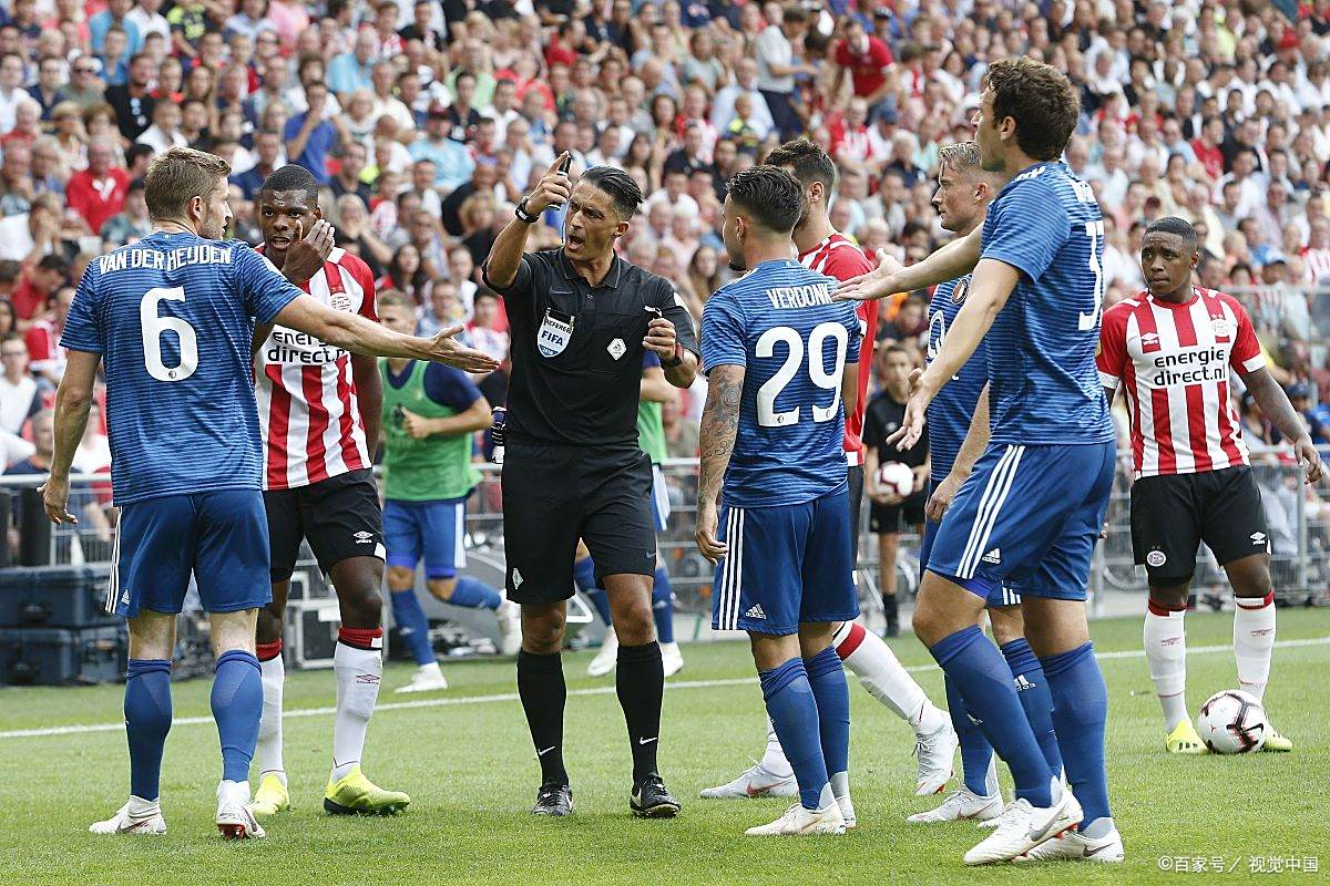 两支国际强队将在足球场上展开对决 两支国际强队将在足球场上展开对决