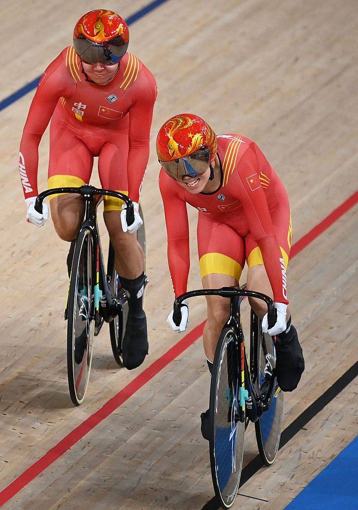 自行车选手冲刺抢先夺得场地自行车赛金牌的简单介绍