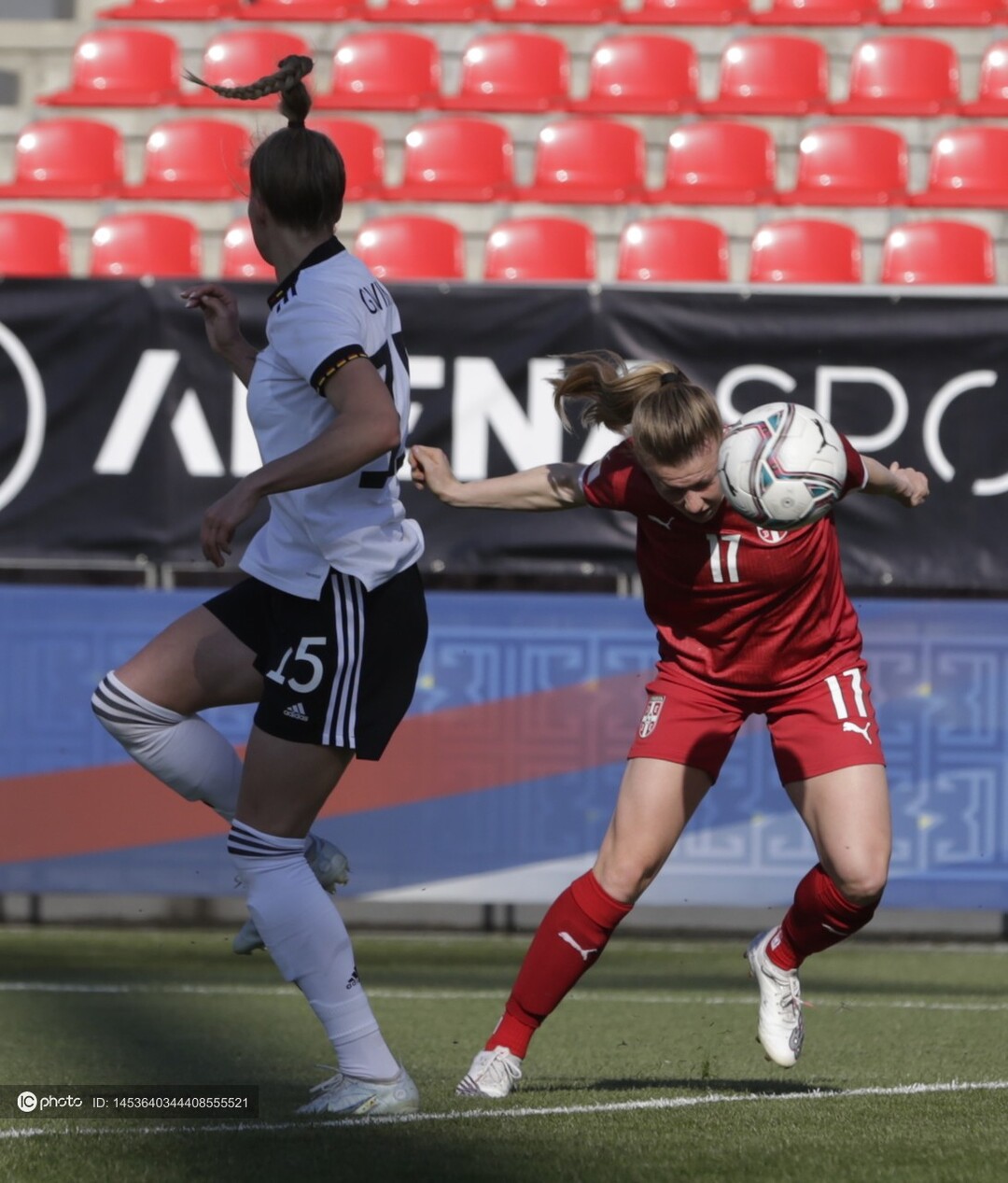 塞尔维亚女足队员在国际赛事中斩获胜利