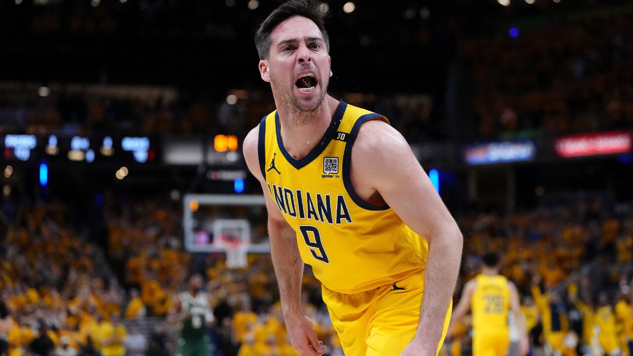 东部半决赛开门红:雄鹿力克步行者 东部半决赛开门红:雄鹿力克步行者