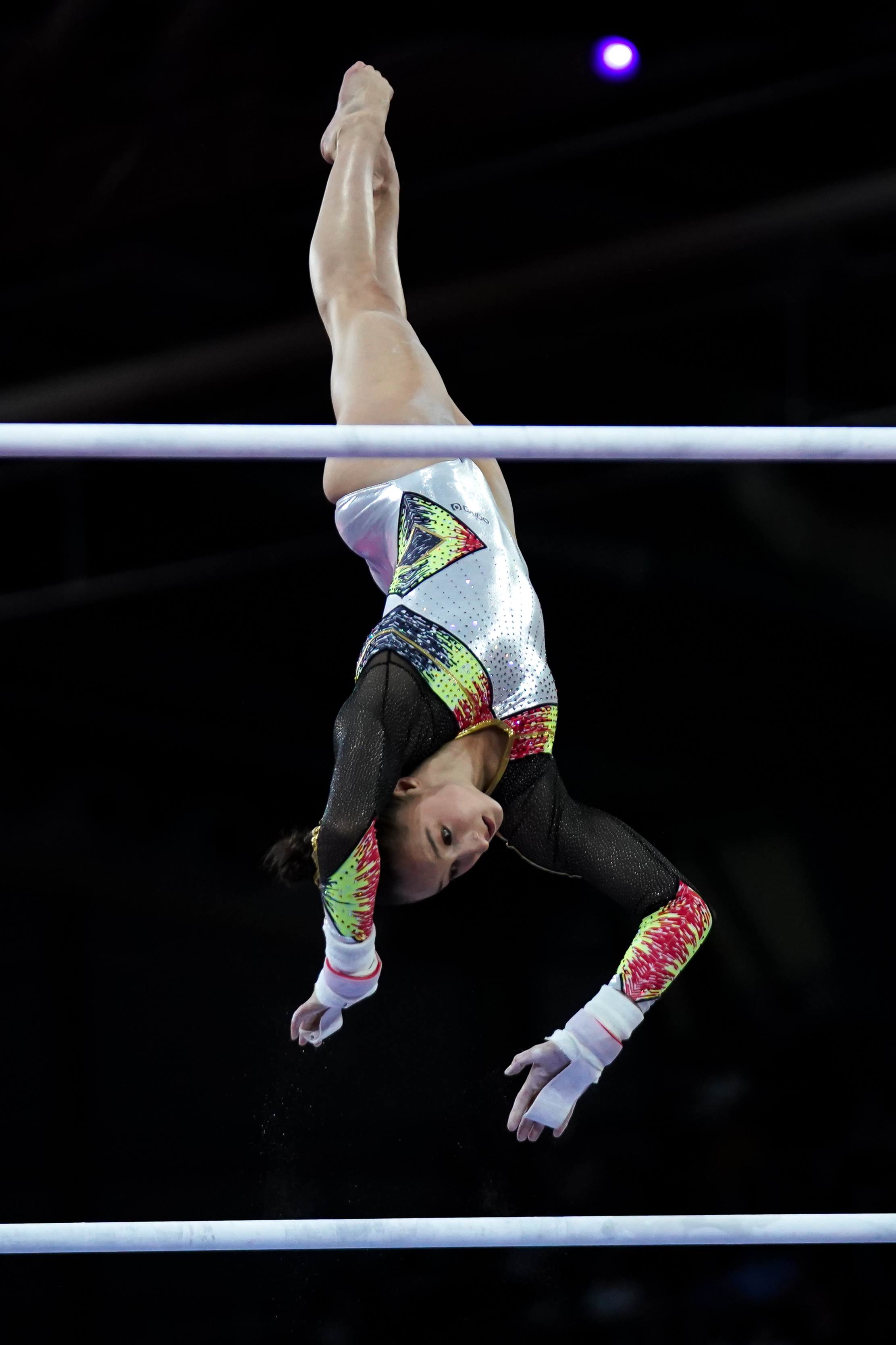 竞技体操选手高难动作惊艳全场