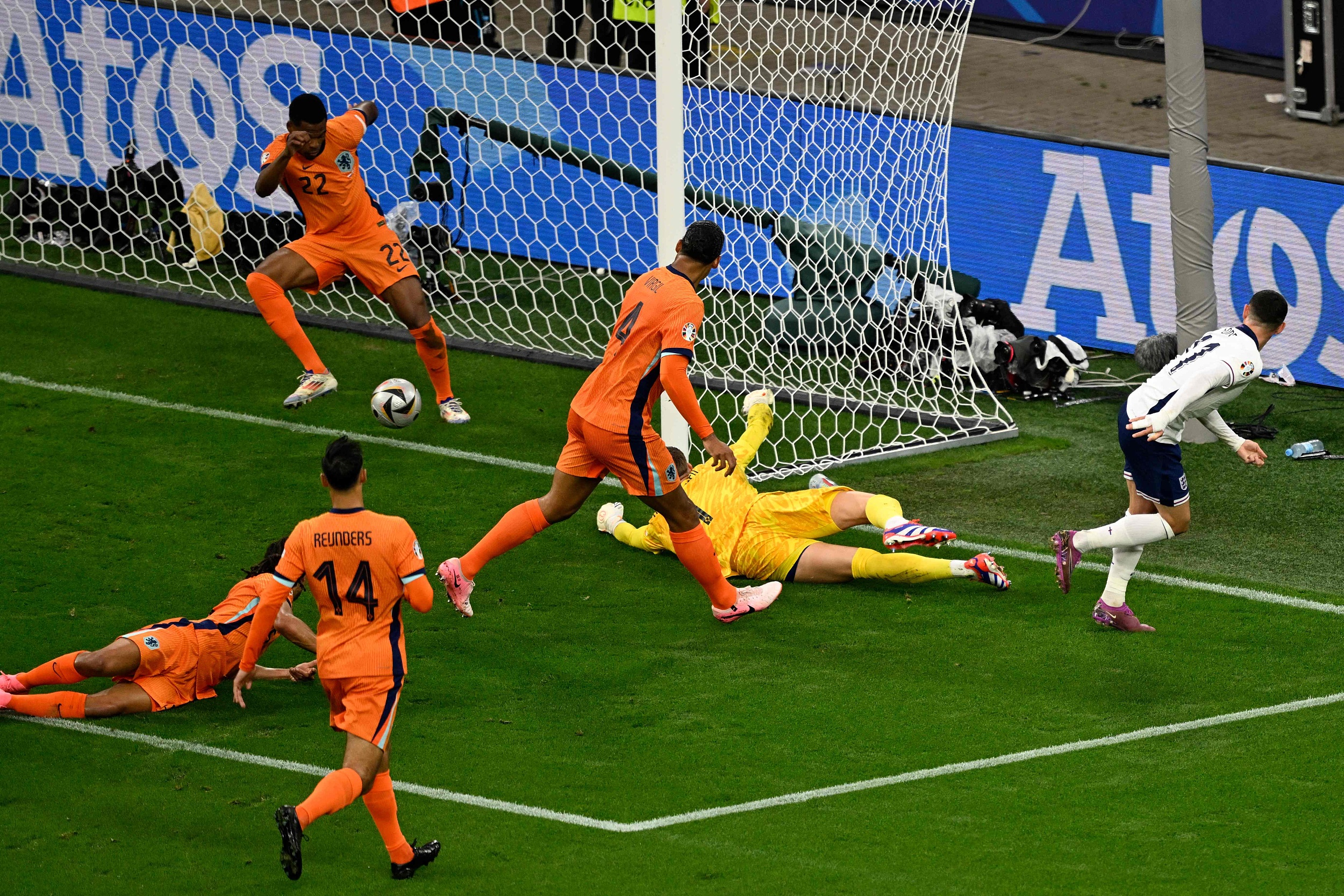 英格兰队取得连胜,全队欢庆胜利的简单介绍 英格兰队取得连胜,全队欢庆胜利的简单介绍