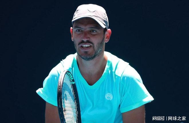 关于意大利网球队轻取法国网球队，克耶高斯送出助攻的信息