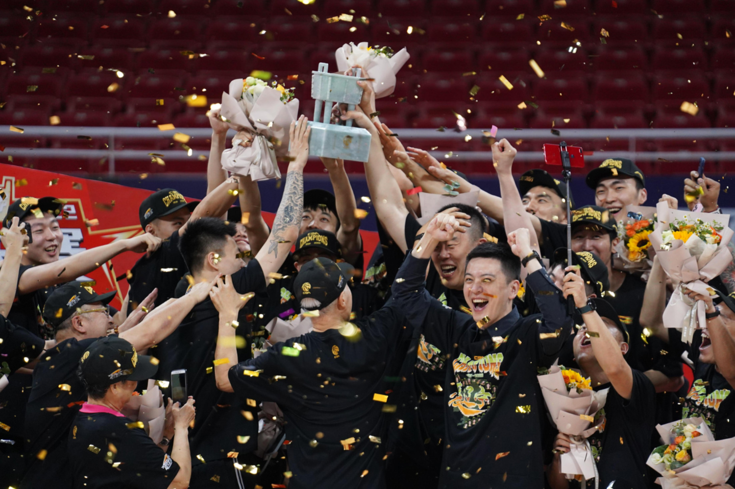 激情四射:球员们全力以赴,争夺荣誉 激情四射:球员们全力以赴,争夺荣誉