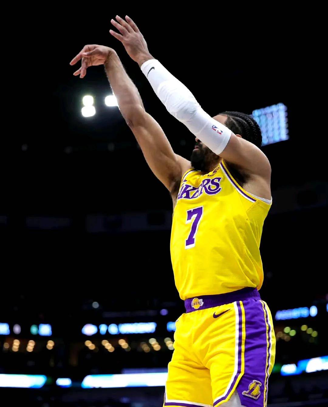 勇士险胜掘金,德罗赞点燃赛场 勇士险胜掘金,德罗赞点燃赛场